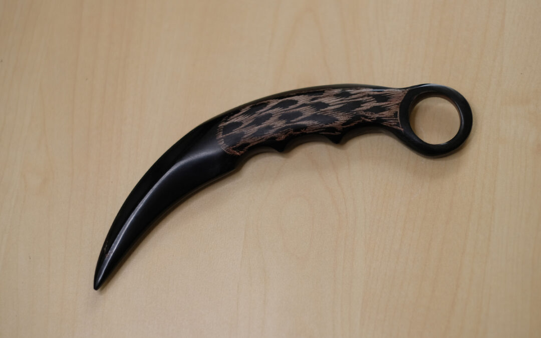 TW055HRC – Karambit Horn (Round Feather Design)